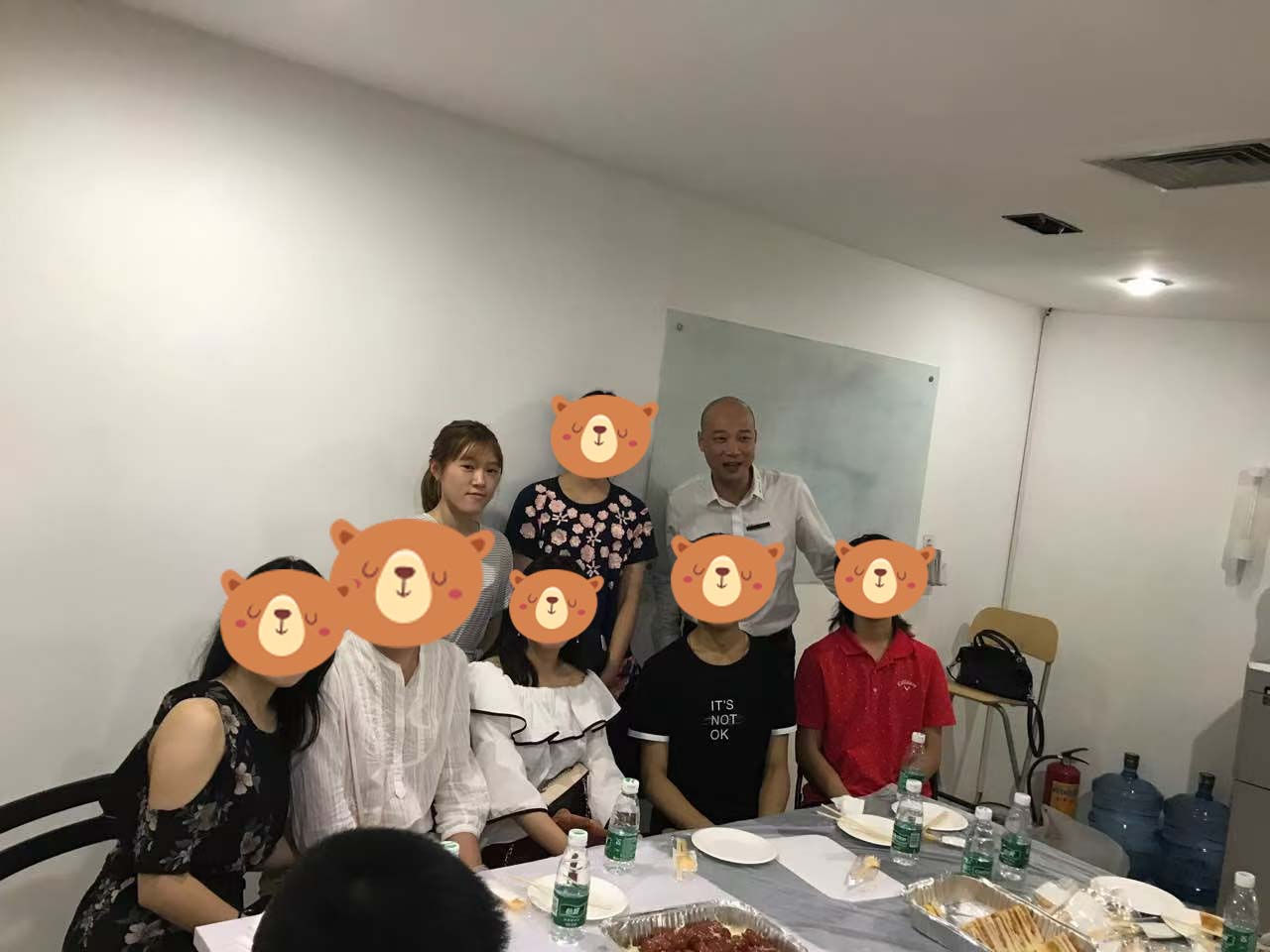 鲍霁在AAA法语·三爱留学中心出发前的合影