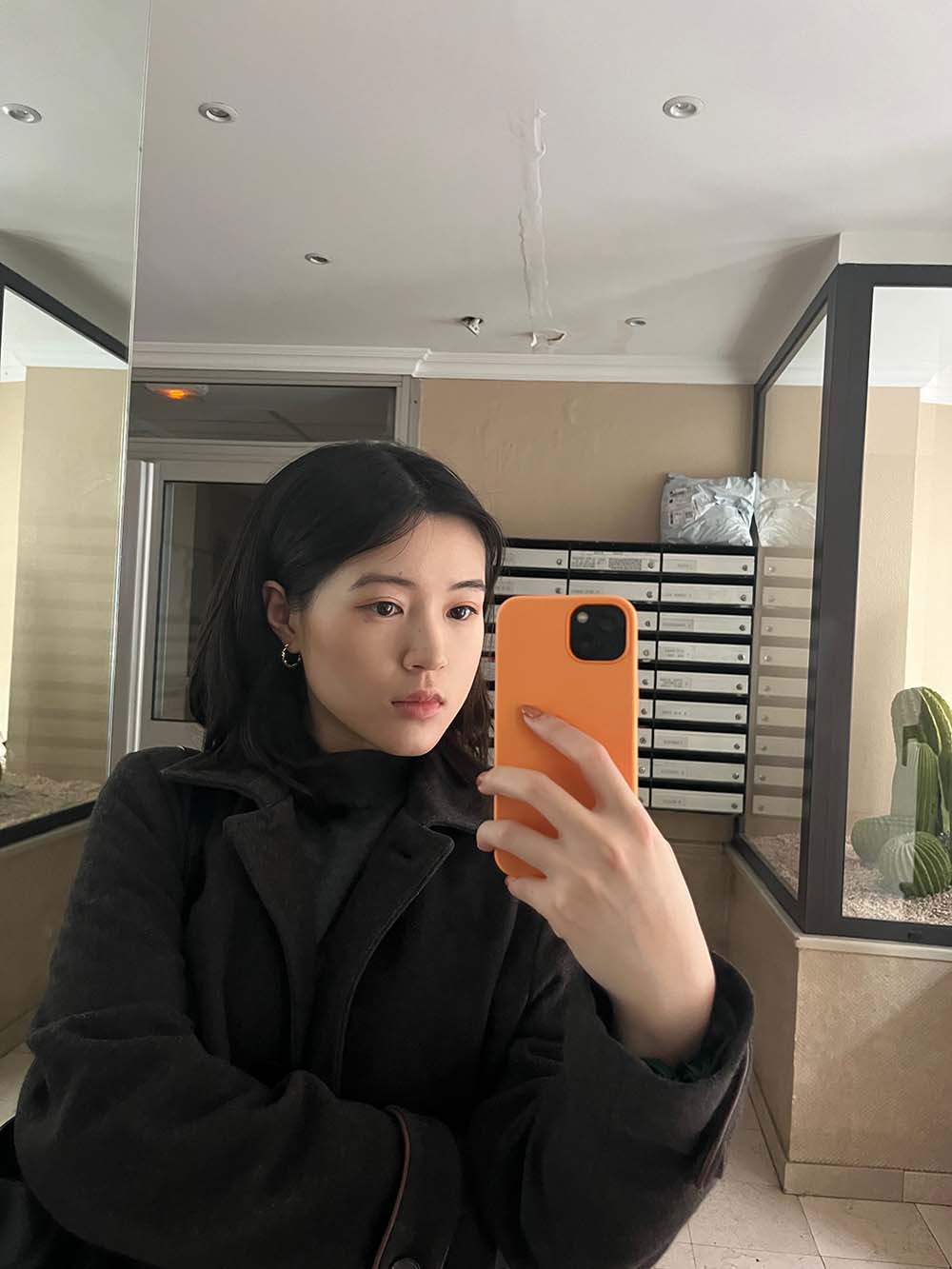 鲍霁在巴黎街区的近照