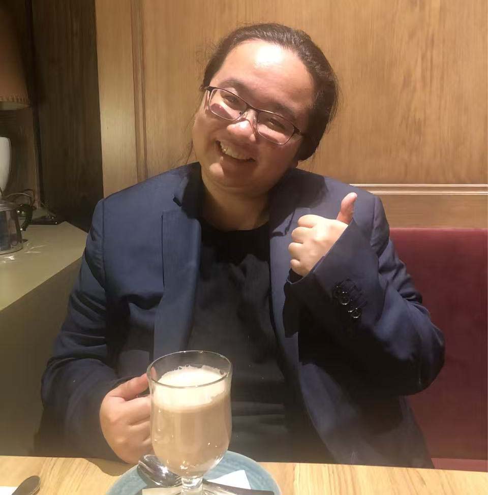 雷思琪在巴黎爵士酒吧演出萨克斯