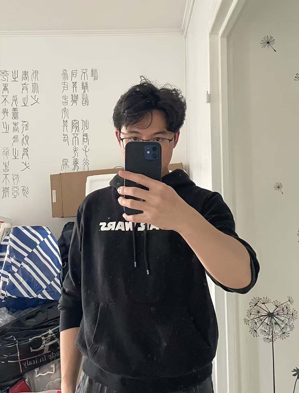 梁鹏宇在巴黎校园的近照