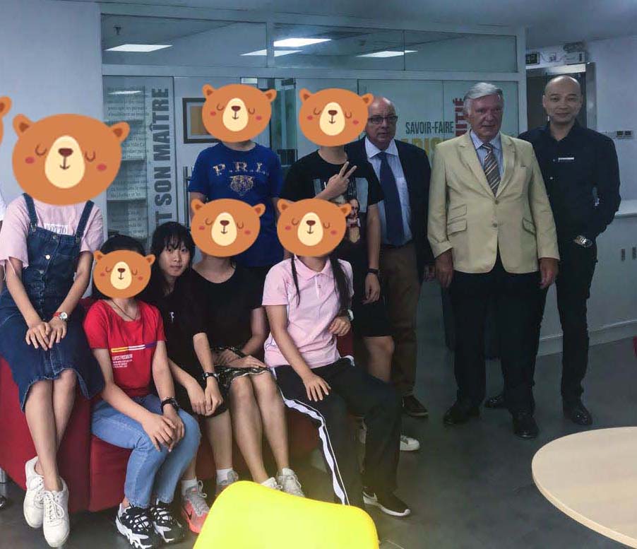 张馨冉与三爱老师的启程合影，其他同学以柔和马赛克保护隐私