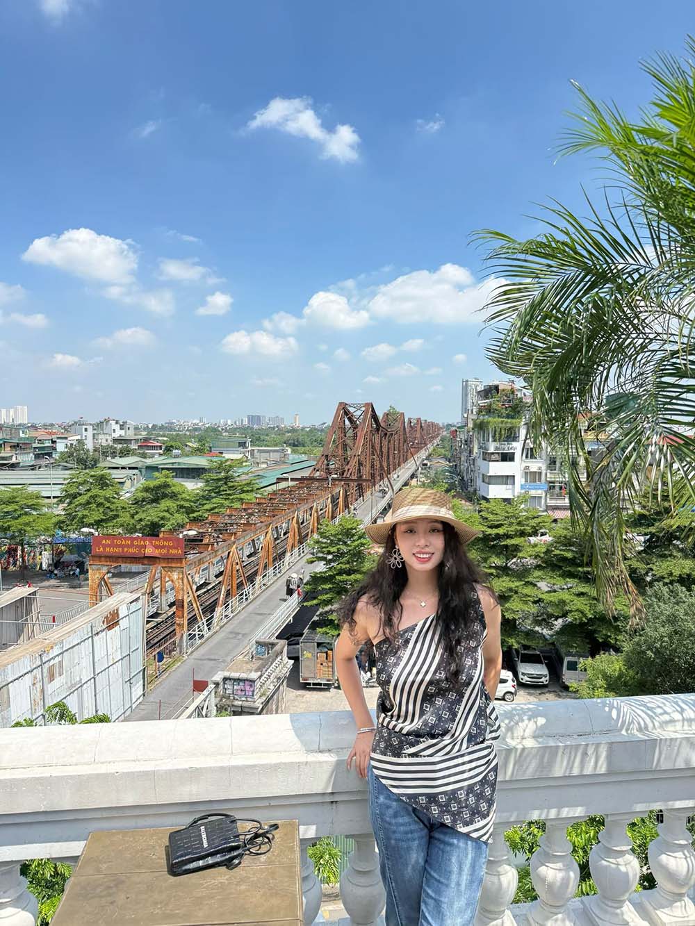 谢雅诗在时尚广告项目现场与团队沟通的瞬间